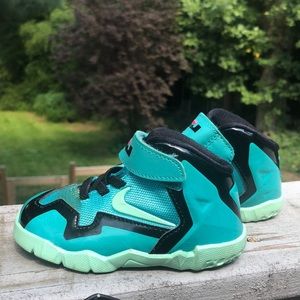 Toddler Nike Lebron XI Size 5